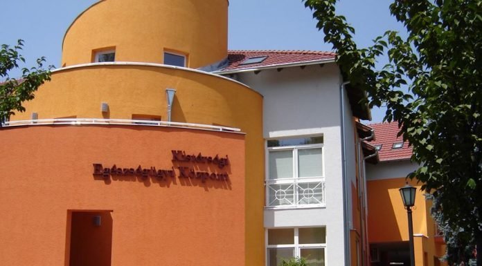 Továbbra is elérhető az online konzultáció a Móra-Vitálnál