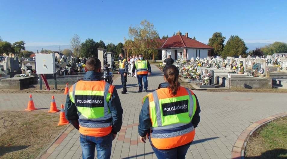 Polgárőrök vigyázták a rendet a mórahalmi temetőben