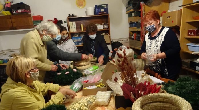 Készülnek az adventi díszek a karitász mórahalmi csoportjában