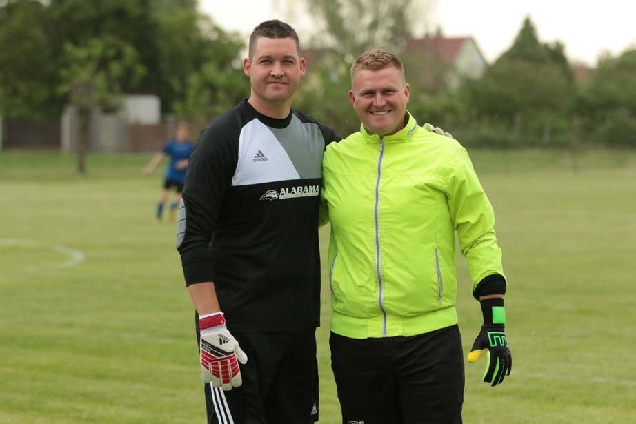 Testvérek a kapuban