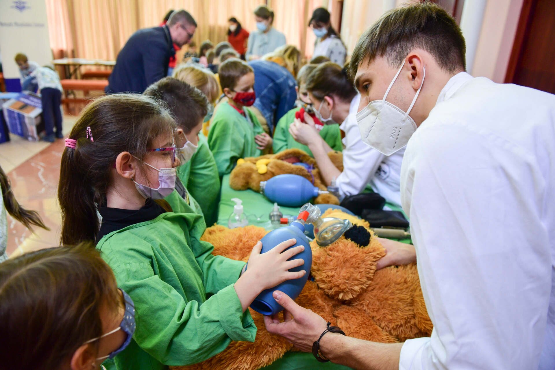 Tenyérlenyomatot adtak és macit műtöttek a gyerekek