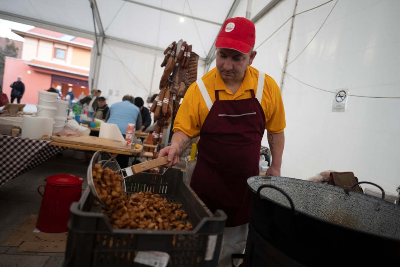 Fokhagymás és karamellás tepertő is készült Mórahalmon