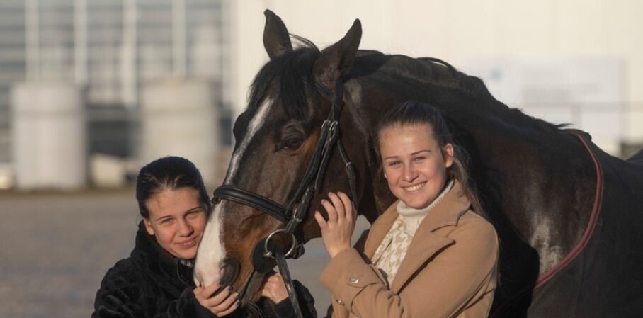 Követendő példa Lizanna és Maja a város fiataljai előtt