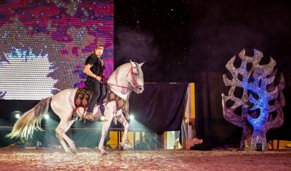 Ünnepi előadások a lovas színházban