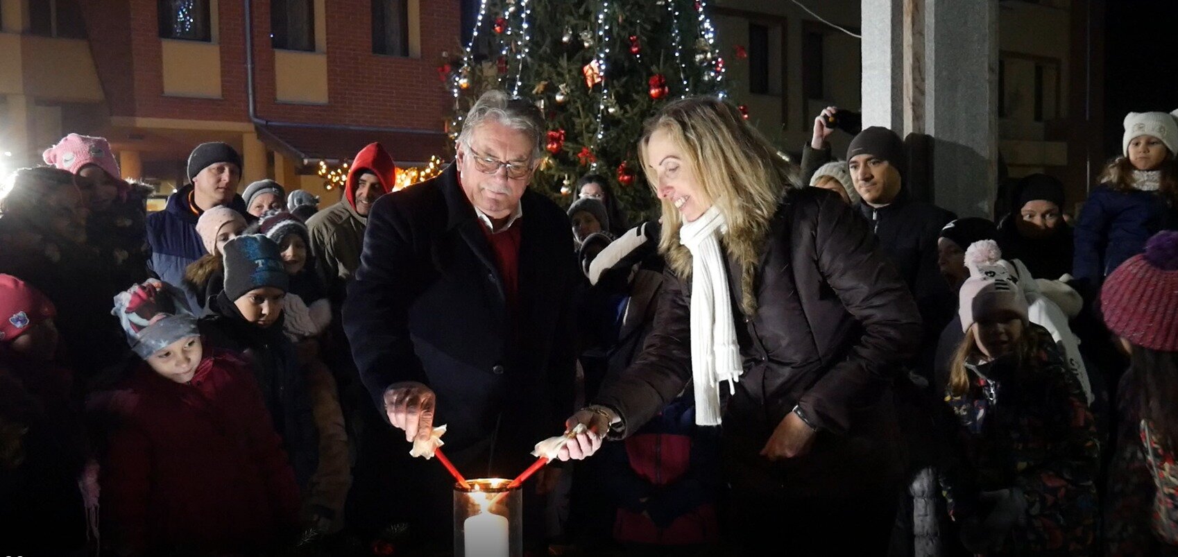 Vasárnap este  Mórahalmon is  fellobbant az adventi koszorú első gyertyájának lángja