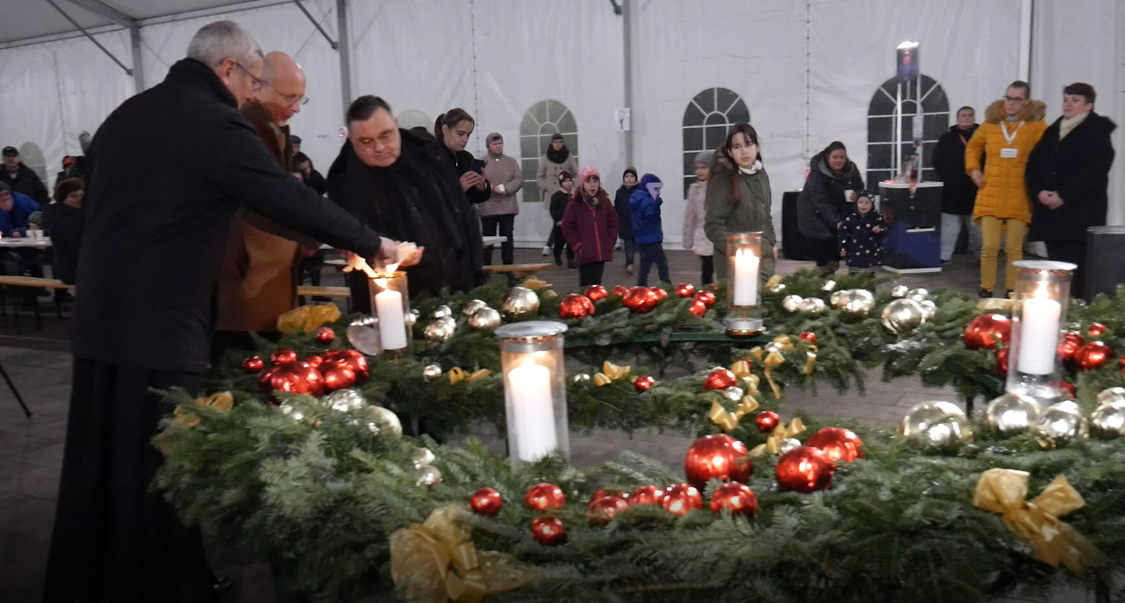 Vasárnap a hagyományos mórahalmi  Városkarácsonyon fellobbant az adventi koszorú negyedik gyertyájának lángja is