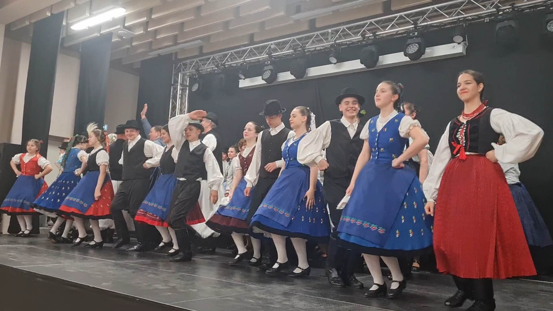 Palicson a mórahalmi néptáncosok