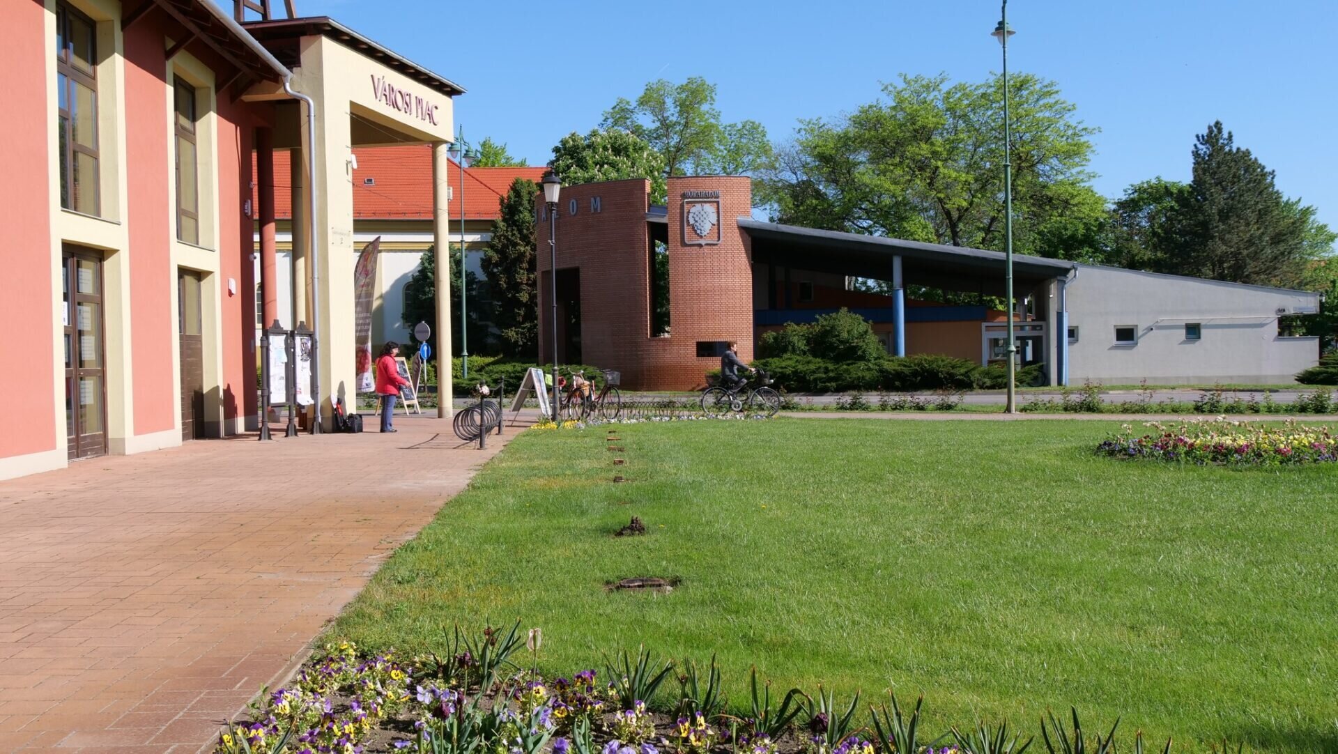 Eltűntek a kopjafák Mórahalom belvárosából