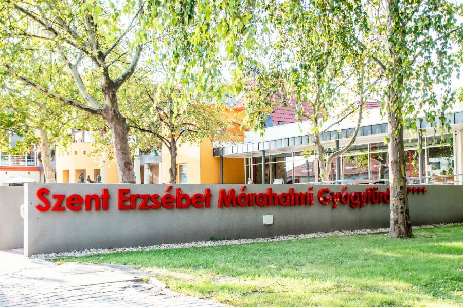 Szent Erzsébet Mórahalmi Gyógyfürdő bejárata