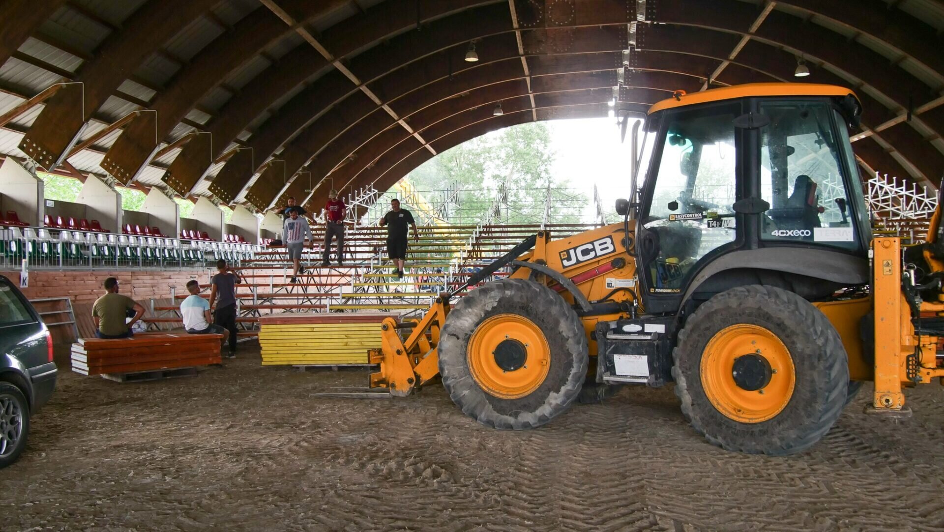 Már építik a mórahalmi lovas színház nézőterét