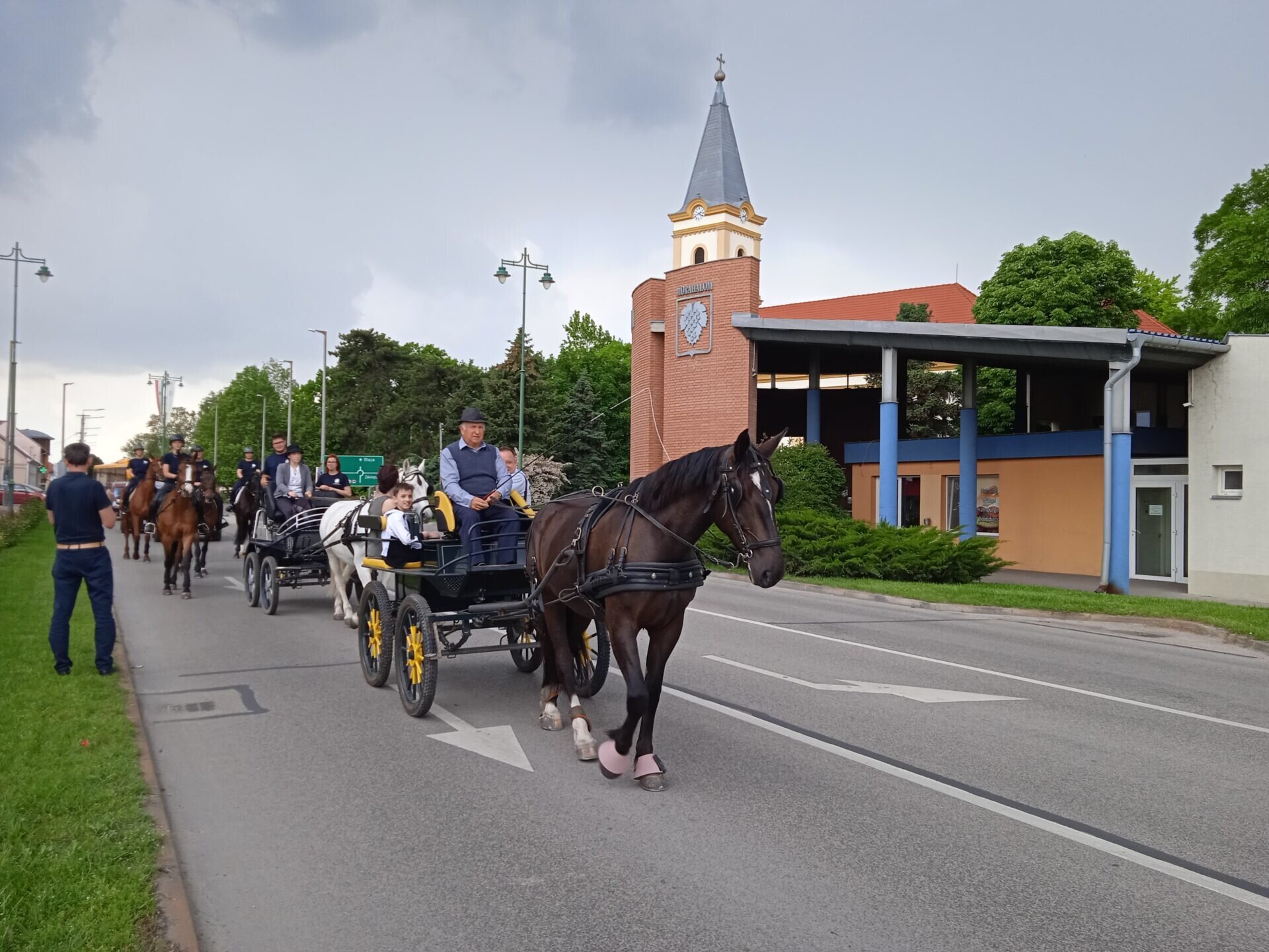 Lovasok és fogathajtók Mórahalom utcáin – elballagtak a végzős lovászok