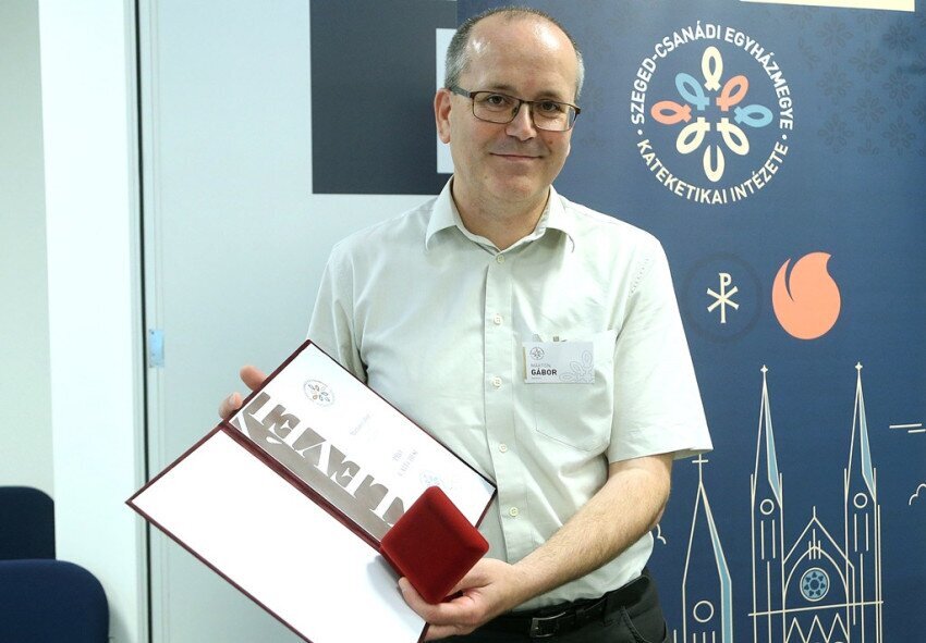 Márton Gábor, hitoktató a díjjal
