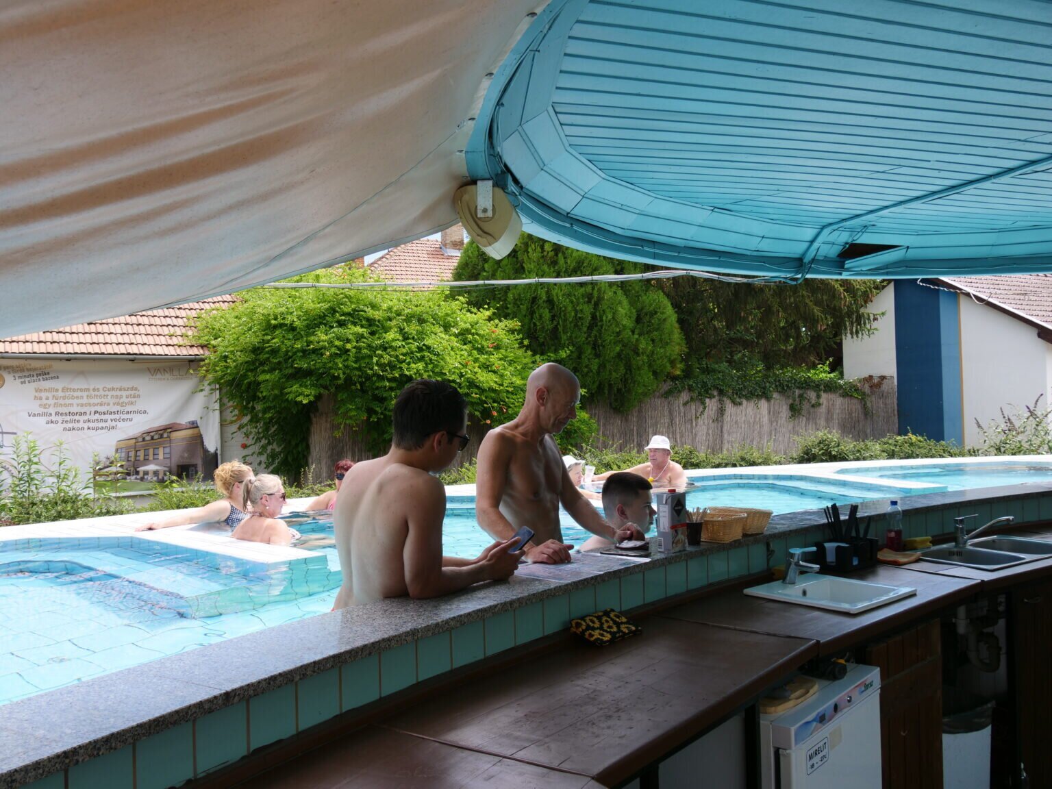 Végre koktélozhatunk a mórahalmi fürdő medencéjében!