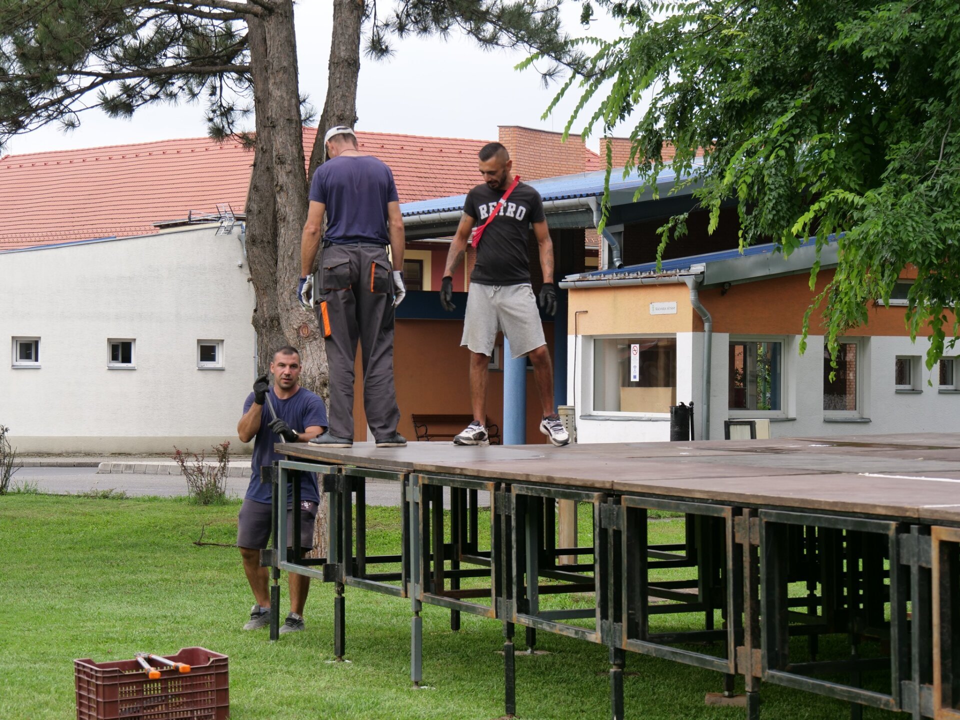 Az utolsó simításokat végzik a szabadtéri mise színpadán