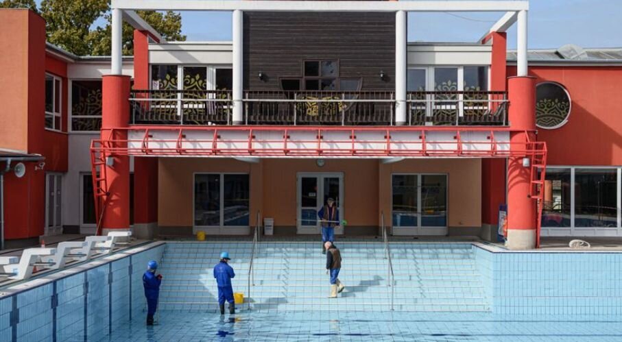 Ismét sátortetőt kap a nagymedence