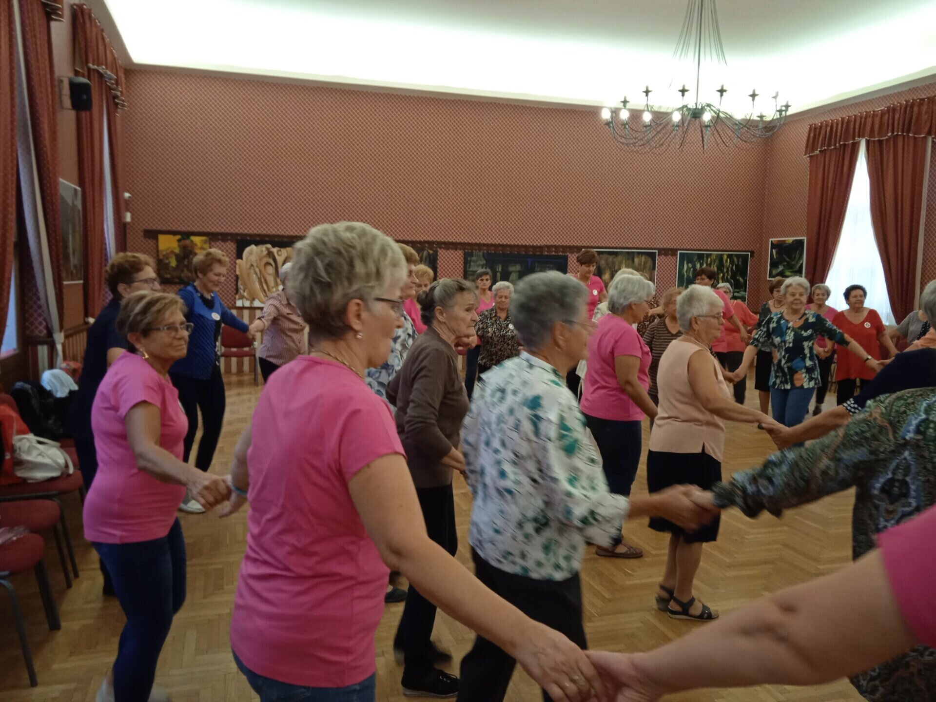 Nyugdíjasok „örömtáncoltak” az Aranyszömben