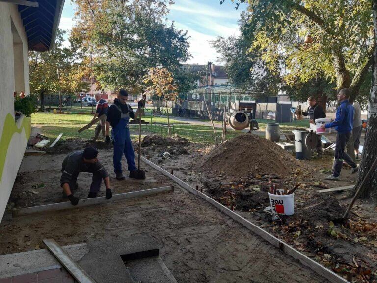 Szülői segítséggel építettek teraszt a mórahalmi óvodában