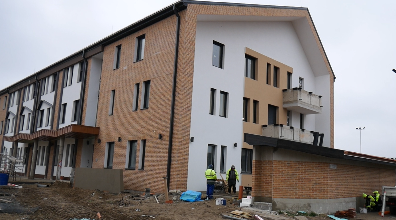 Mini hamburgert és pácolt bivalyhúst kap az államtitkár