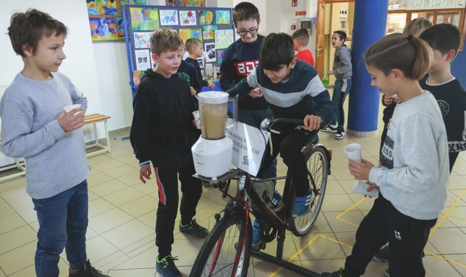 Tekerve készítettek maguknak gyümölcsturmixot