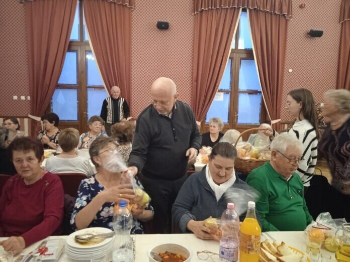 Együtt karácsonyozott a mórahalmi Napfény Nyugdíjas Klub és a Parasztkórus