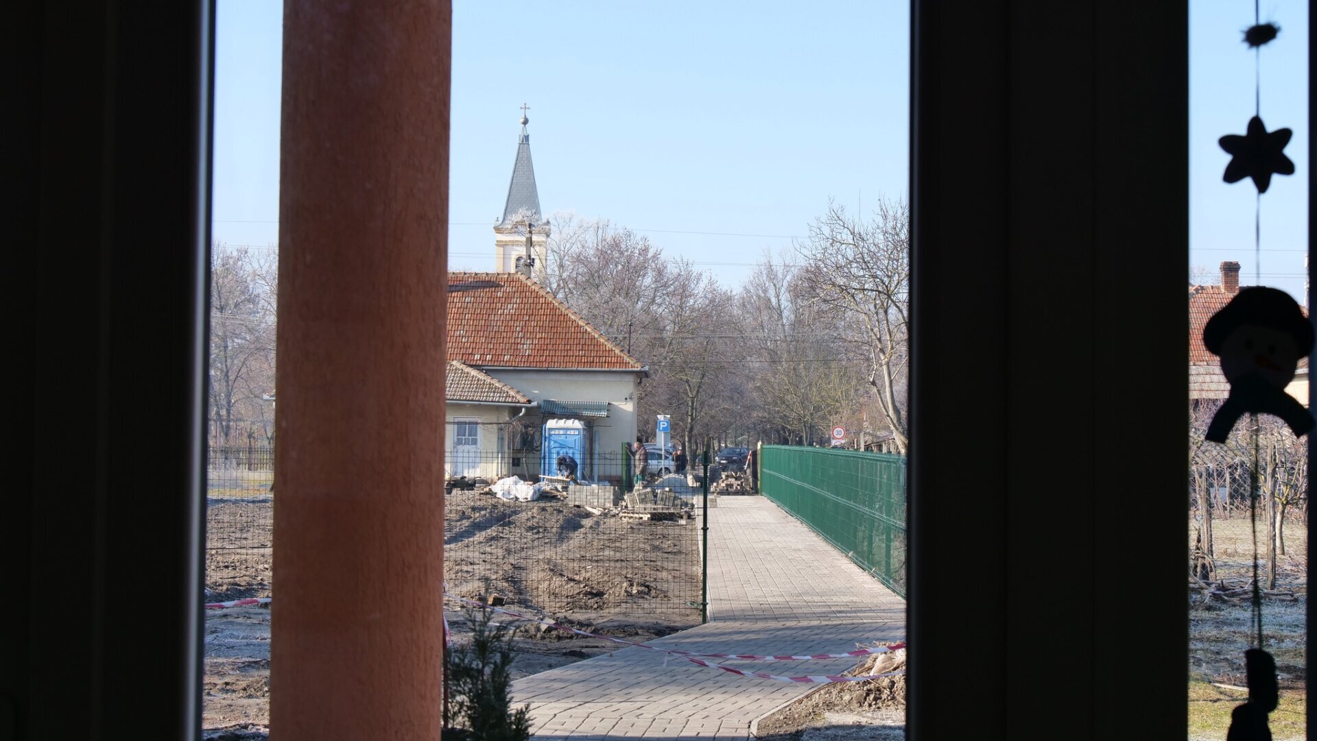 Szabadság utca 24. alatti sétány