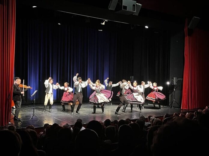 Telt ház előtt táncolt a Magyar Állami Népi Együttes Mórahalmon