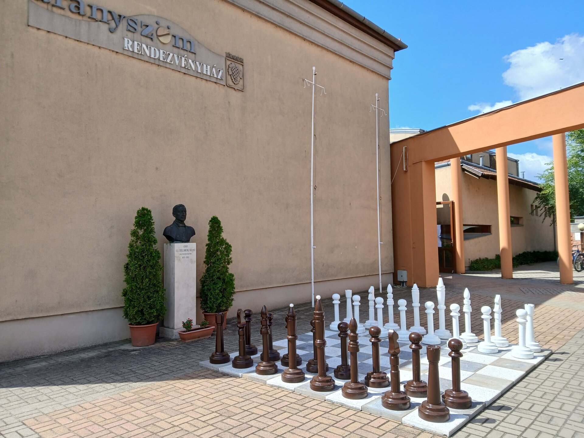 Óriás sakktáblát állítottak ki az Aranyszöm elé