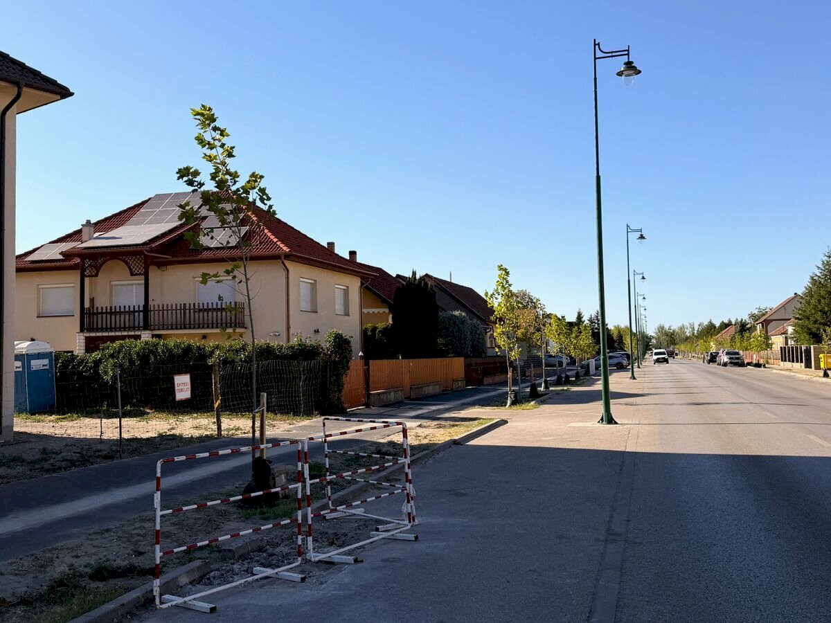 Rá sem lehet ismerni Mórahalom egyik bejáratára – látványosan átalakult a Zákányszéki út