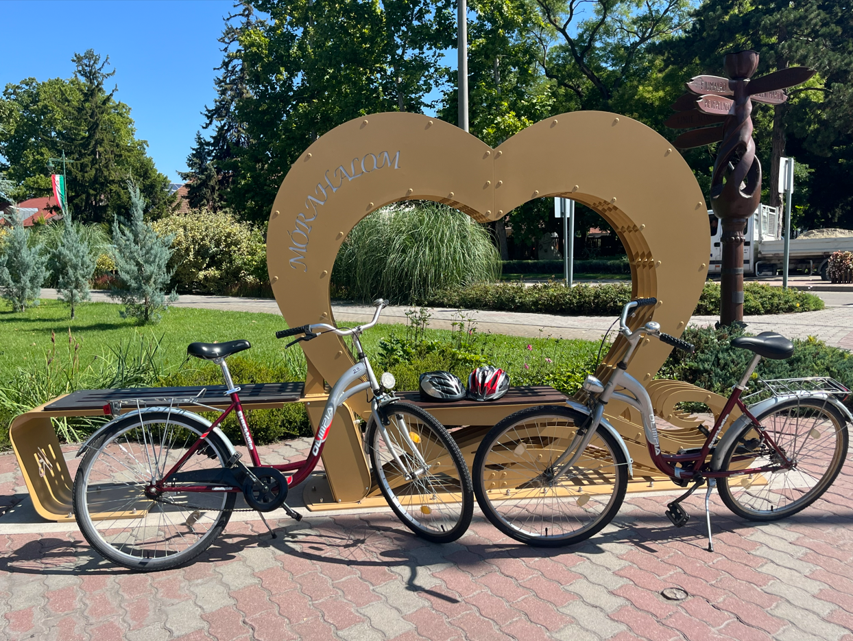 Kerékpárok egy pad előtt