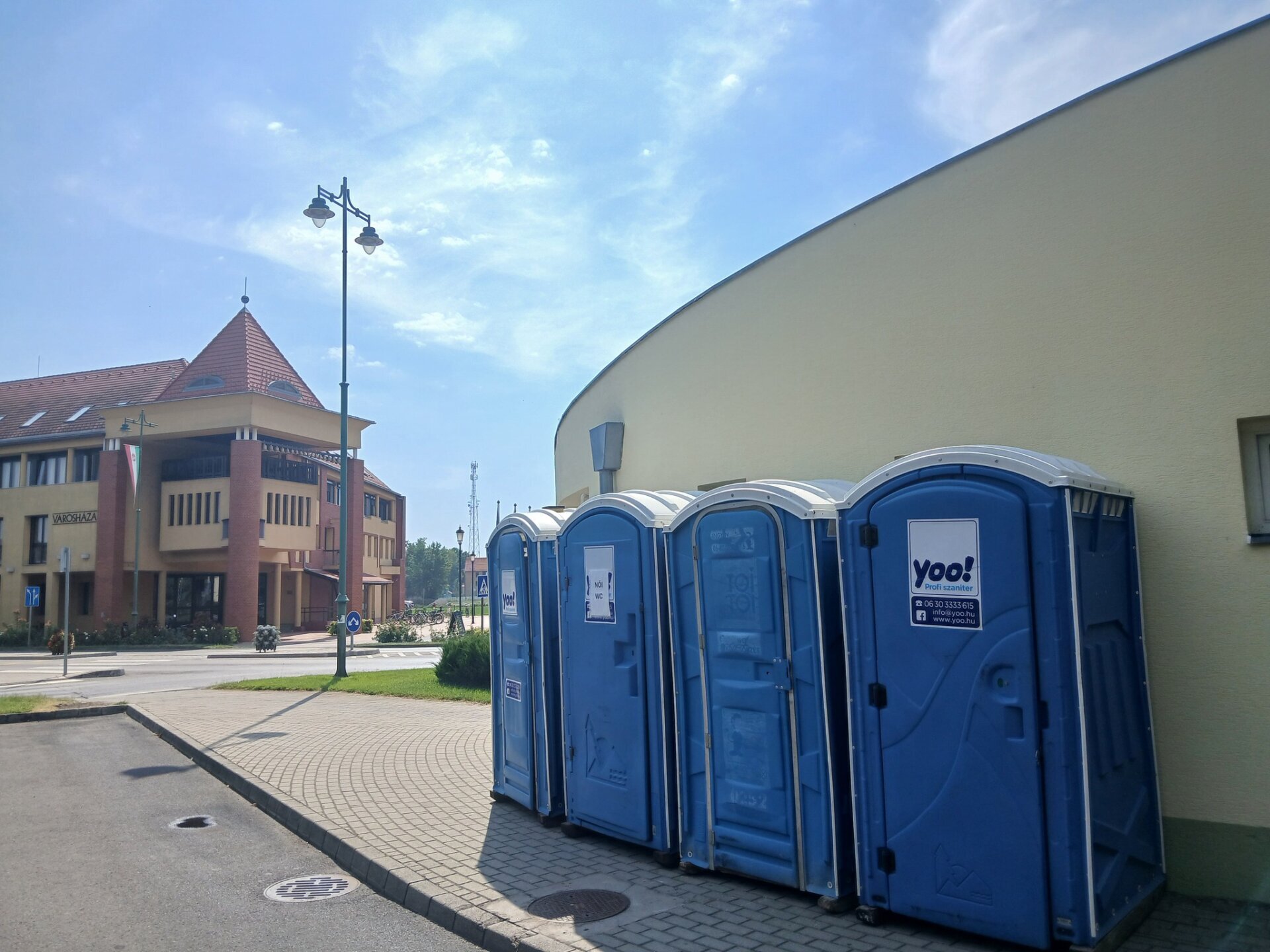 Felújítja a Máv a központi buszmegálló vizes blokkját!