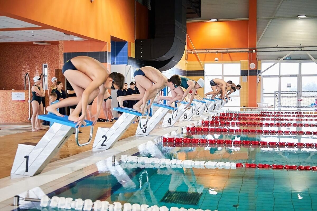 Több mint száz gyerek versenyzett az uszodában