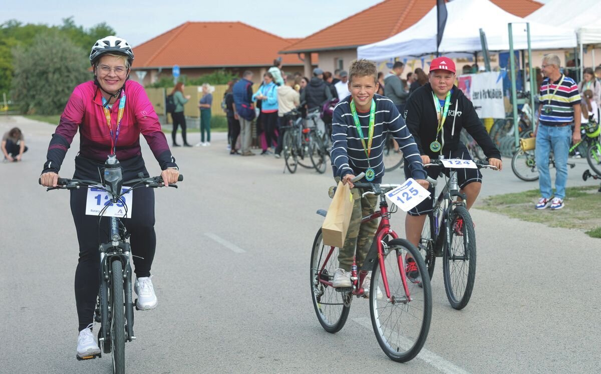 Két keréken pörgött a hétvége Mórahalmon: kerékpárutakat kaptak, segítséget adtak