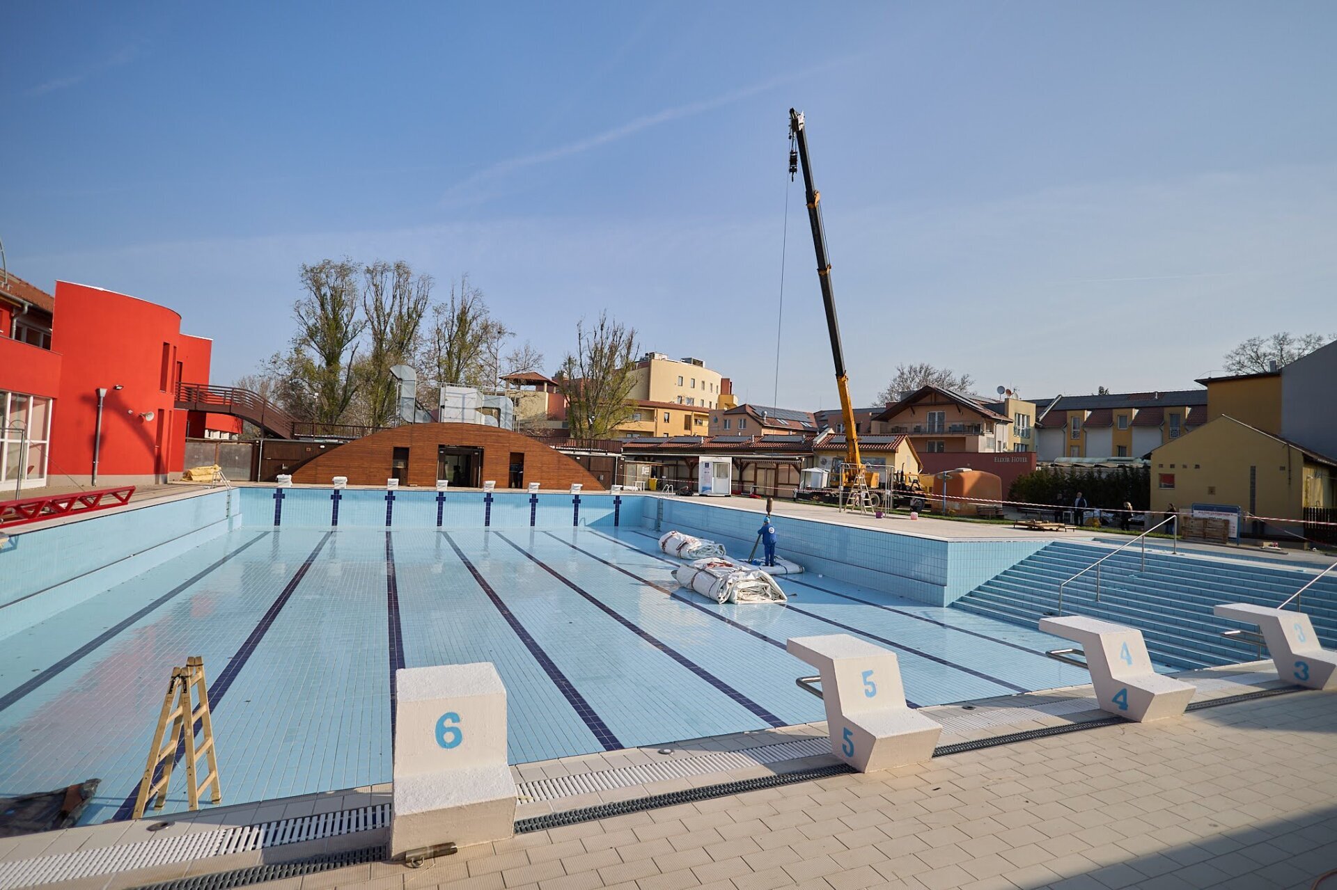 Itt a tavasz – szombaton indul a kültéri fürdőszezon Mórahalmon! 