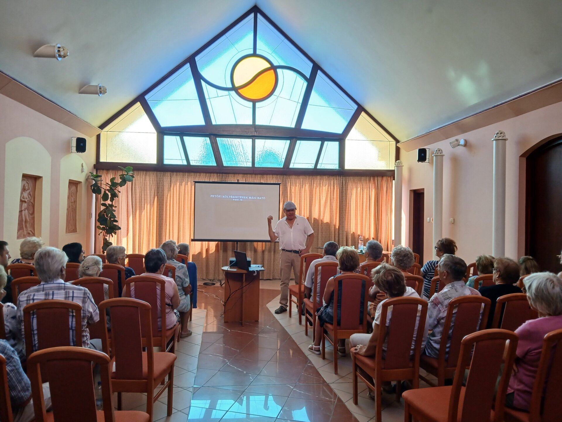 Modern János vitéz-történet az Aranyszömben