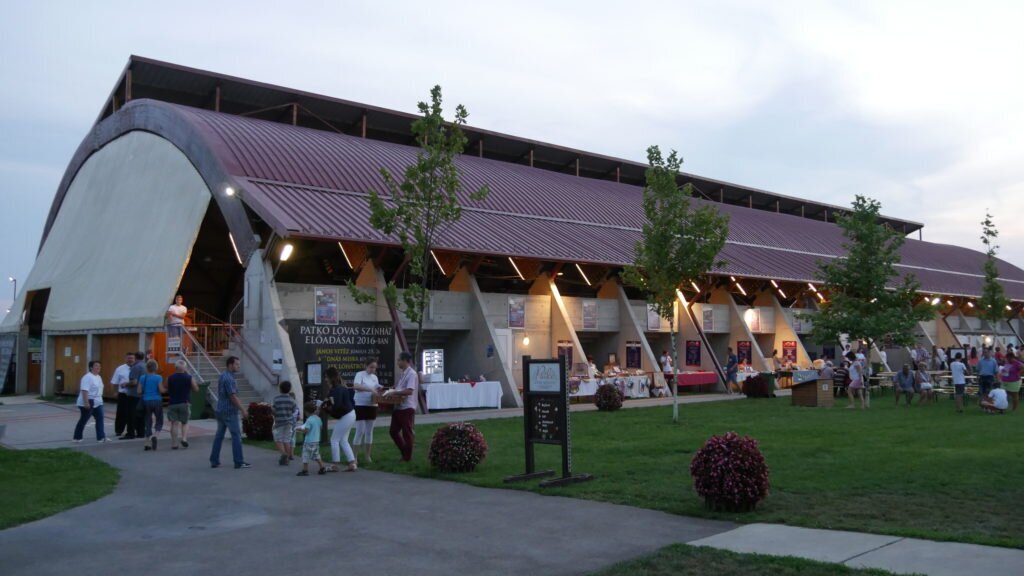 Patkó lovasszínház épülete